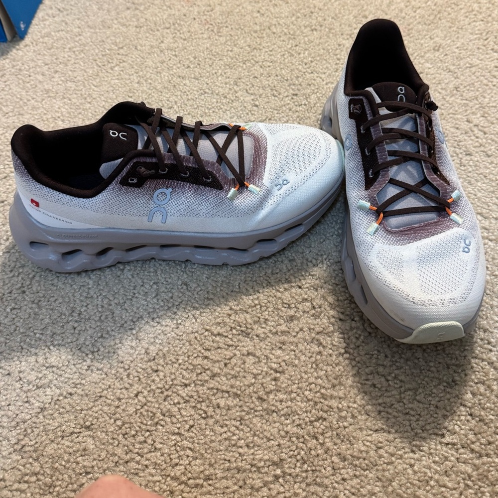 On cloudtilt 
women’s US size 8
